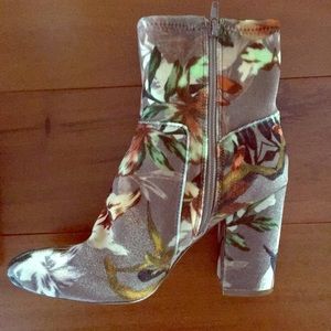 Nine West Ankle Bootie Floral Block heel Taupe 9